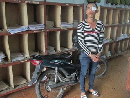 Đối tượng Vũ cùng tang vật tại cơ quan công an